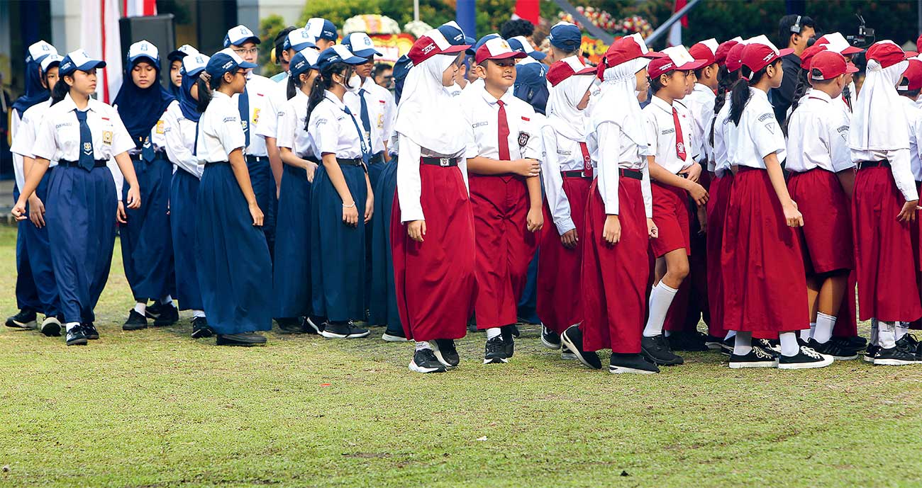GENERASI PENERUS BANGSA: Pelajar SD dan SMP berpartisipasi dalam seremoni peringatan Hardiknas di Kemendikbudristek pada Kamis (2/5). - Image