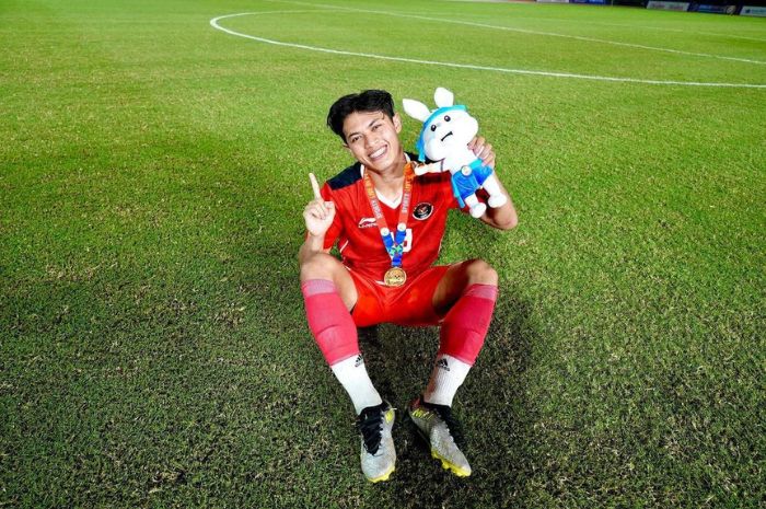 Alfeandra Dewangga usai memenangkan medali emas cabor sepak bola SEA Games 2023 (Instagram Alfeandra Dewangga) - Image