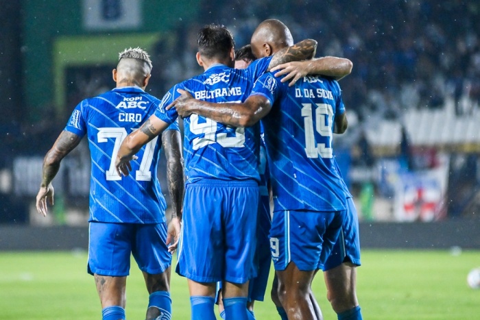 JADWAL BARU: Championship Series Liga 1 resmi digelar dengan laga pembuka Bali United vs Persib Bandung. (LIB) - Image