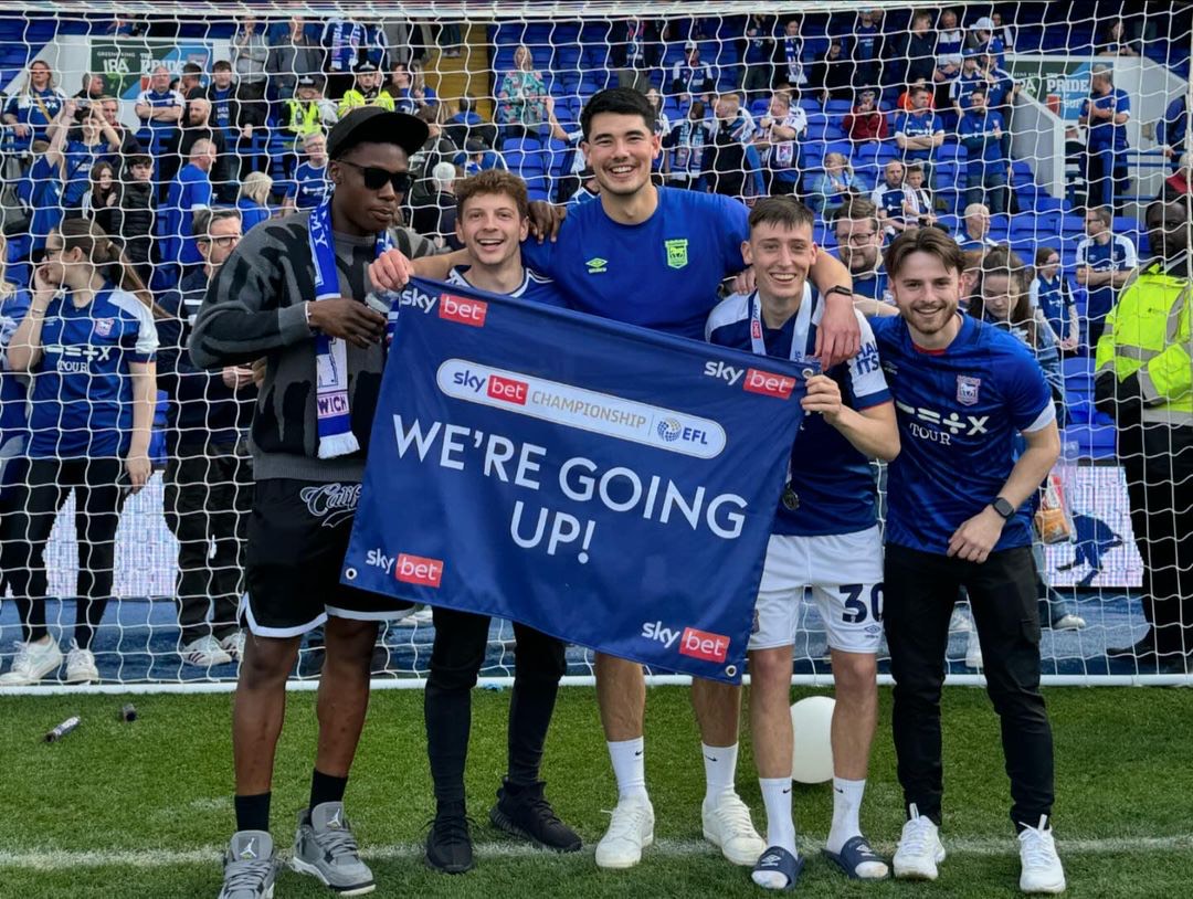 Elkan Baggot yang merayatakan timnya Ipswich Town promosi ke Liga Premier (Sumber Foto : ig/ElkanBaggot) - Image