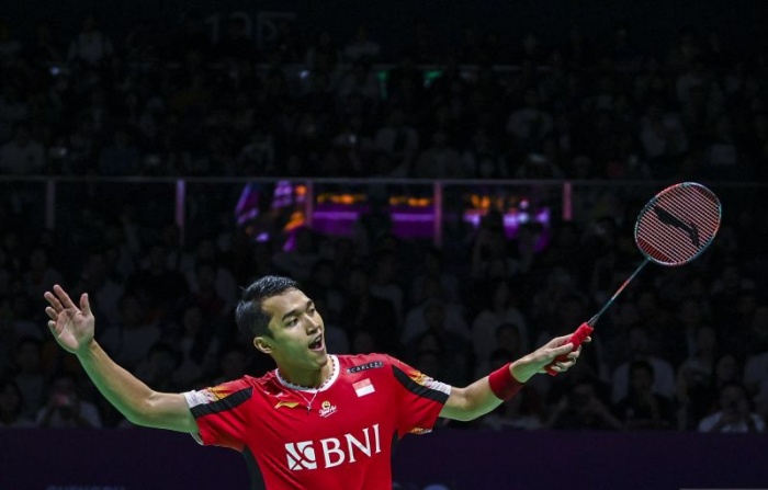 Pebulu tangkis tunggal putra Indonesia Jonatan Christie melakukan selebrasi usai menang melawan wakil Taiwan Wang Tzu Wei dalam semifinal Piala Thomas 2024 di Chengdu Hi Tech Zone Sports Center. - Image