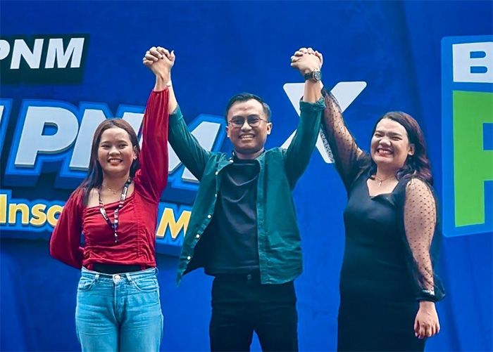 Jeaneth menampilkan bakat menyanyinya dan berhasil mencapai peringkat 3 besar dalam Lomba Bintang PNM. - Image