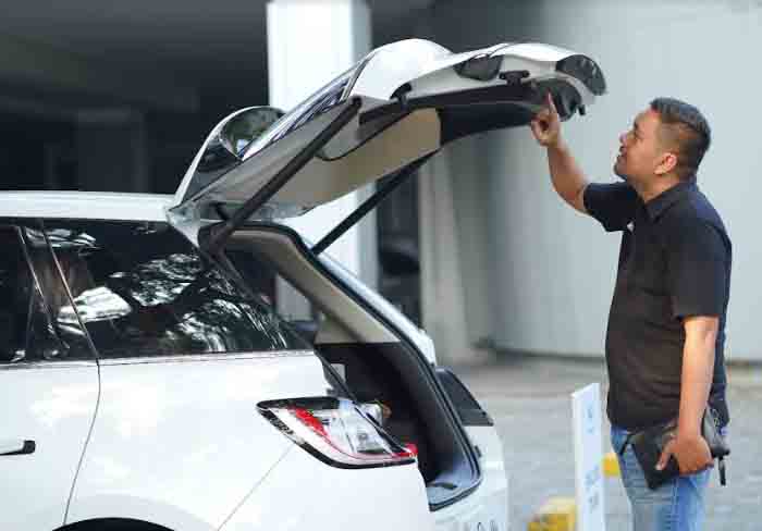 Wuling Motors mengajak perwakilan dari Wuling Club Indonesia (WLCI) mencoba Cloud EV. - Image