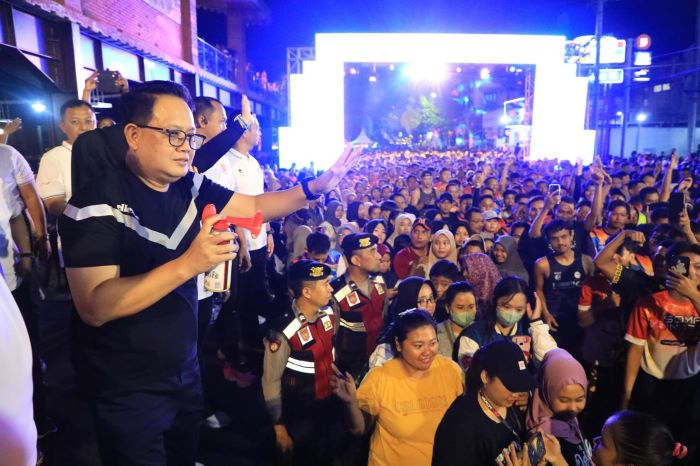 Sebanyak 5.000 orang peserta meramaikan Spirit of Majapahit SOMA Night Run di Mojokerto. - Image