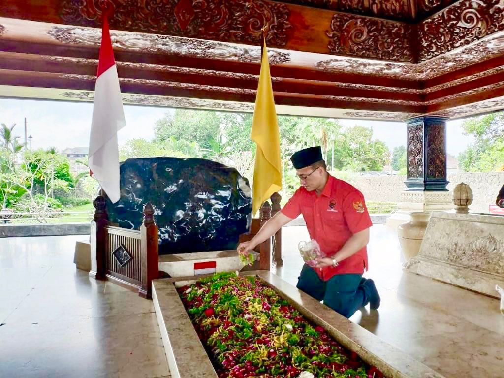 Anggota DPRD DKI Jakarta Hardiyanto Kenneth berziarah ke makam Bung Karno di Blitar, Jawa Timur, Senin (6/5). - Image