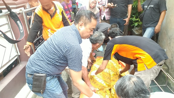 Seorang bayi bernama Arlan ditemukan meninggal dunia dalam keadaan mengenaskan di saluran air alias got di Gang Salim Pisangan Baru, Matraman, Jakarta Timur. - Image