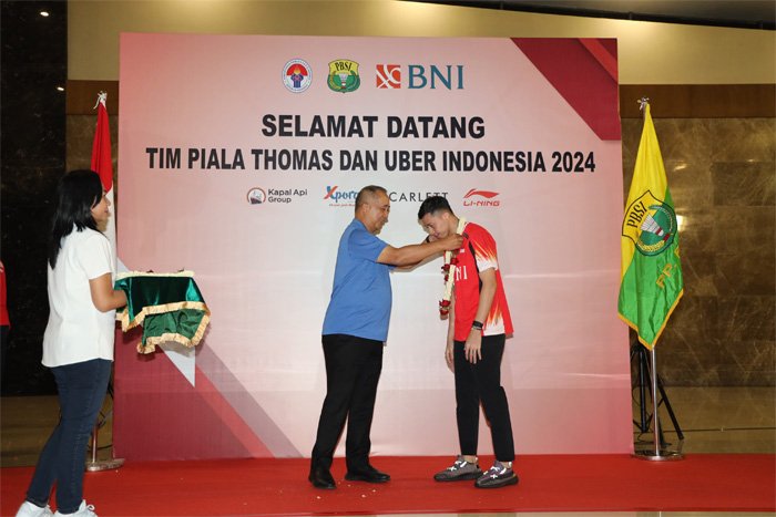 Direktur Utama BNI Royke Tumilaar menyambut Tim Thomas dan Uber Indonesia di Bandara Internasional Soekarno-Hatta, Tangerang, Senin (6/5). - Image