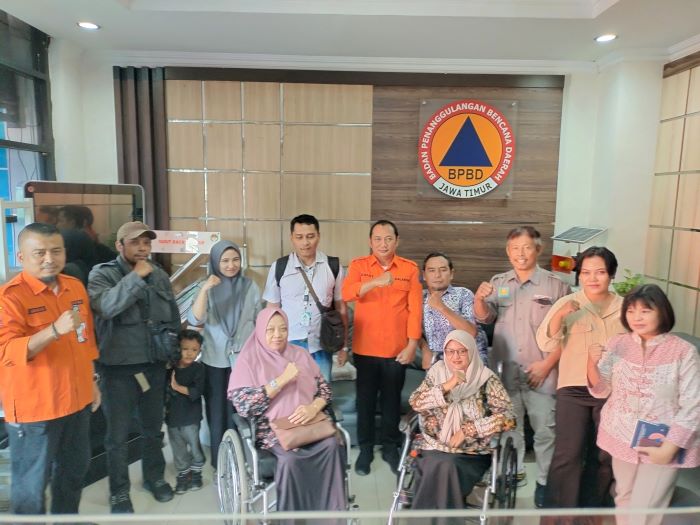 sejumlah perwakilan organisasi penyandang disabilitas audiensi dengan Kalaksa BPBD Jatim Gatot Soebroto di Kantor BPBD Jatim. - Image