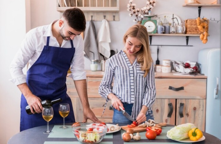 Ilustrasi seseorang dengan tanda zodiak yang paling jago memasak dan menyajikan hidangan lezat dan menggugah selera. (Freepik) - Image