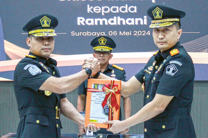 SERTIJAB: Jabatan kepala Kantor Imigrasi (Kanim) Kelas I Khusus TPI Surabaya kini diemban Ramdhani (kanan) kemarin (6/5). Chicco A. Muttaqin (kiri) kini menjabat sebagai direktur di Dirjen Imigrasi. - Image