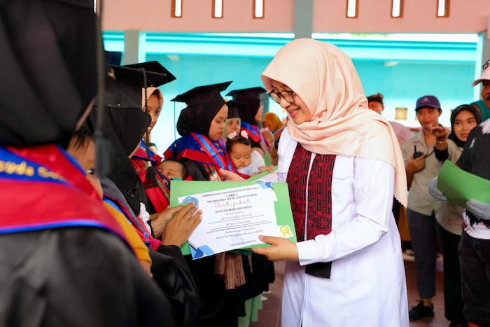 Bupati Banyuwangi Ipuk Fiestiandani, saat mewisuda dan memberikan sertifikat pada ratusan ibu yang telah memberikan ASI Ekslusif minimal selama 6 bulan, di Desa Banyuanyar, Kecamatan Kalibaru. - Image