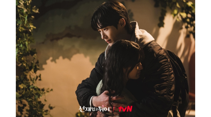 Byeon Woo Seok Peluk Erat Kim Hye Yoon dalam Drama Korea Lovely Runner. /Sumber foto: Soompi - Image