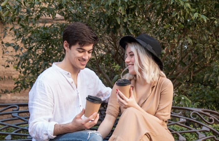 Ilustrasi pasangan yang saling setia satu sama lain (freepik) - Image