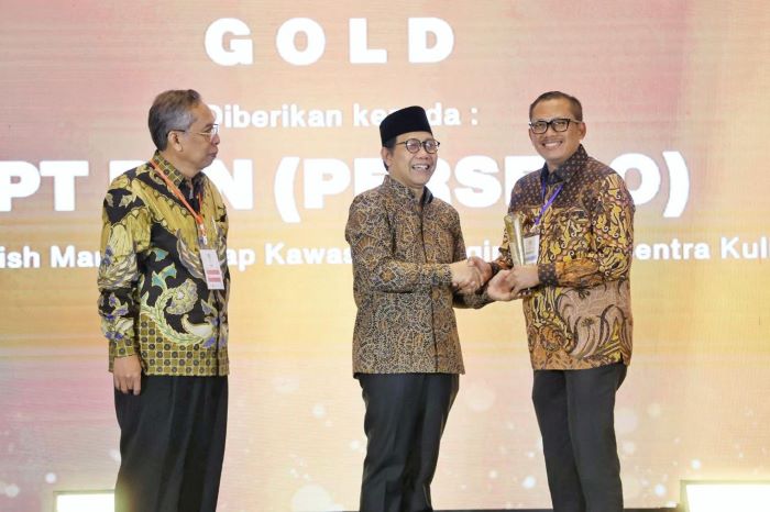 Kampung Mandar Fish Market Banyuwangi binaan PT PLN raih penghargaan kategori Gold dalam kegiatan CSR dan PDB (Pengembangan Desa Berkelanjutan) Awards 2024. - Image