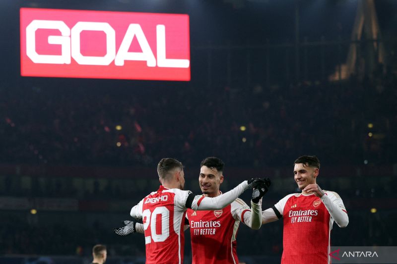 Pemain Arsenal Jorginho melakukan selebrasi usai mencetak gol pada pertandingan Grup B Liga Champions melawan RC Lens di Arsenal Stadium, London Utara, 29 November 2023. (AFP/ADRIAN DENNIS) - Image