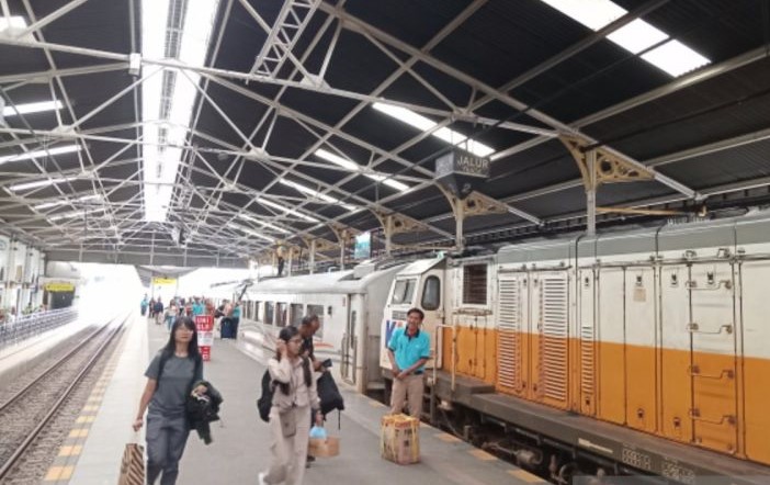 Ilustrasi penumpang kereta di Stasiun Cirebon. - Image