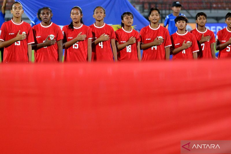 Pesepak bola Timnas Indonesia Putri U-17 menyanyikan lagu Indonesia Raya. - Image