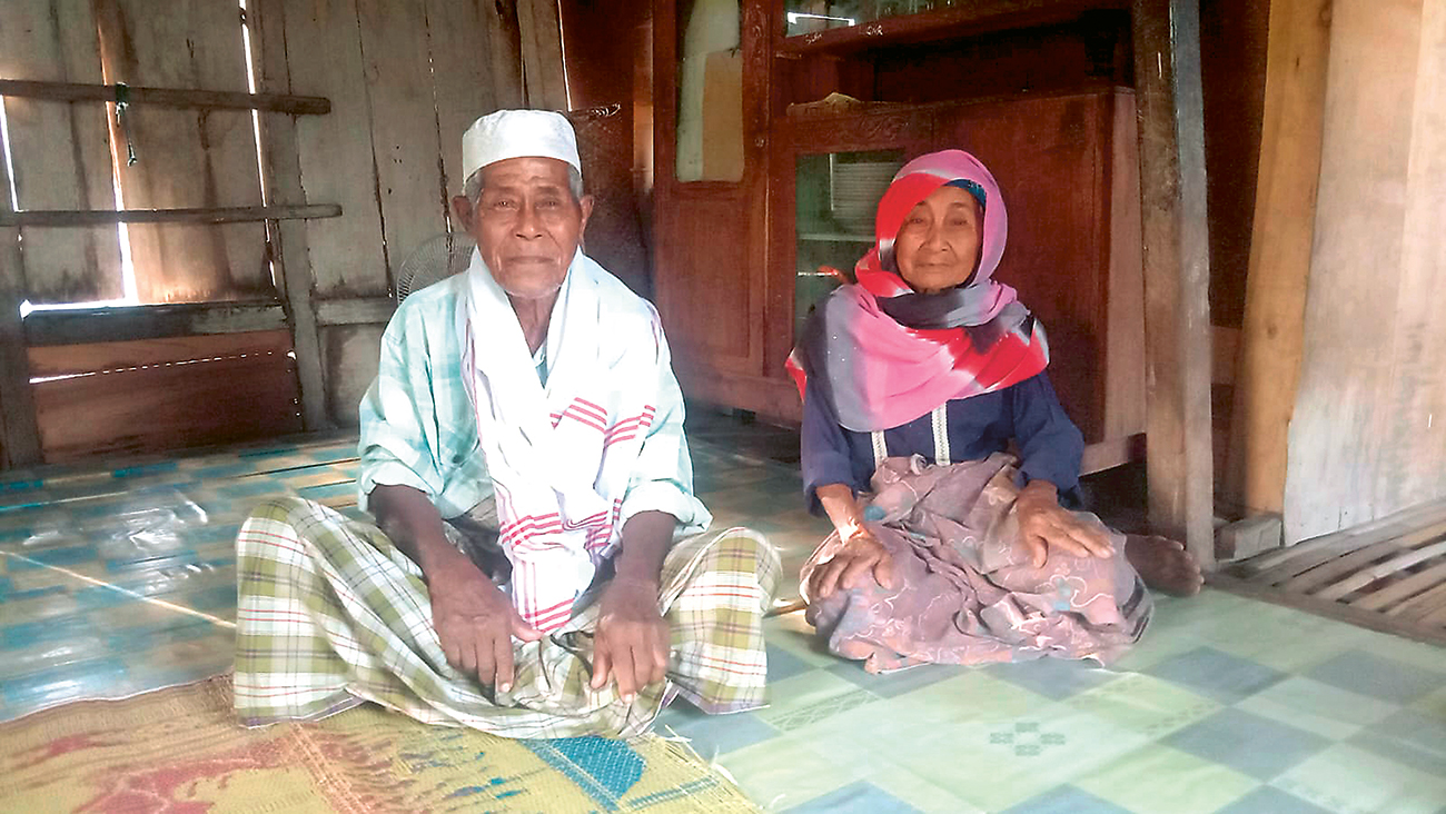 SIAP BERANGKAT: Abubakar Talib Ciri (kiri) dan istri Hj Dafau bersantai di kediamannya di Desa Sai, Kecamatan Soromandi, Kabupaten Bima (7/5). - Image