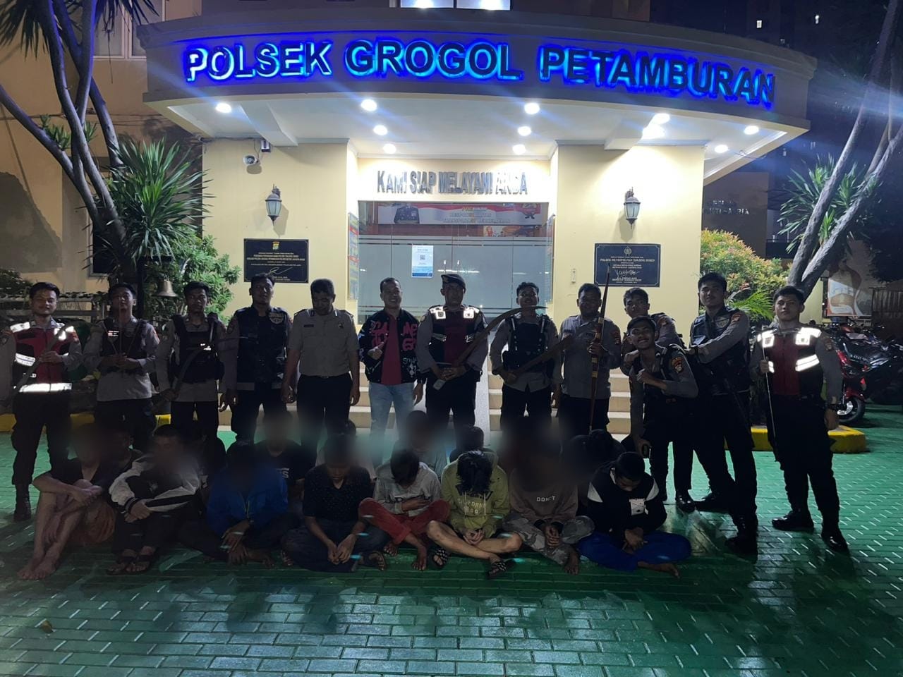Polisi menangkap belasan remaja yang tawuran di kawasan Grogol Petamburan, Jakarta Barat. (Istimewa) - Image