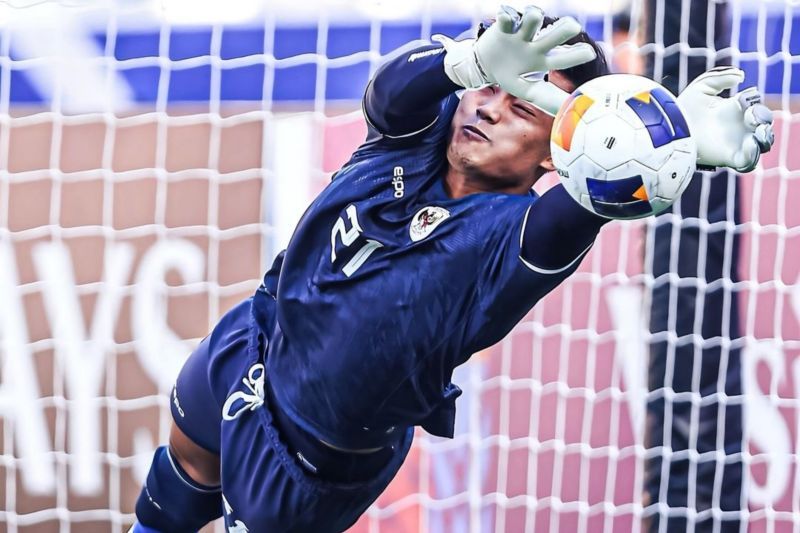 Kiper Timnas Indonesia Ernando Ari menepis bola tendangan penalti pemain Australia Toure dalam laga Grup A Piala Asia U-23 2024 di Stadion Abdullah bin Khalifa, Doha, Kamis (18/4/2024). (ANTARA) - Image