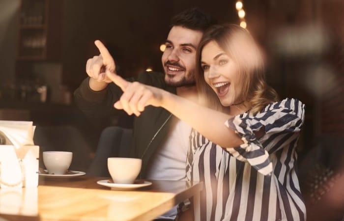 Ilustrasi pasangan yang benar-benar bahagia (freepik/gpointstudio) - Image