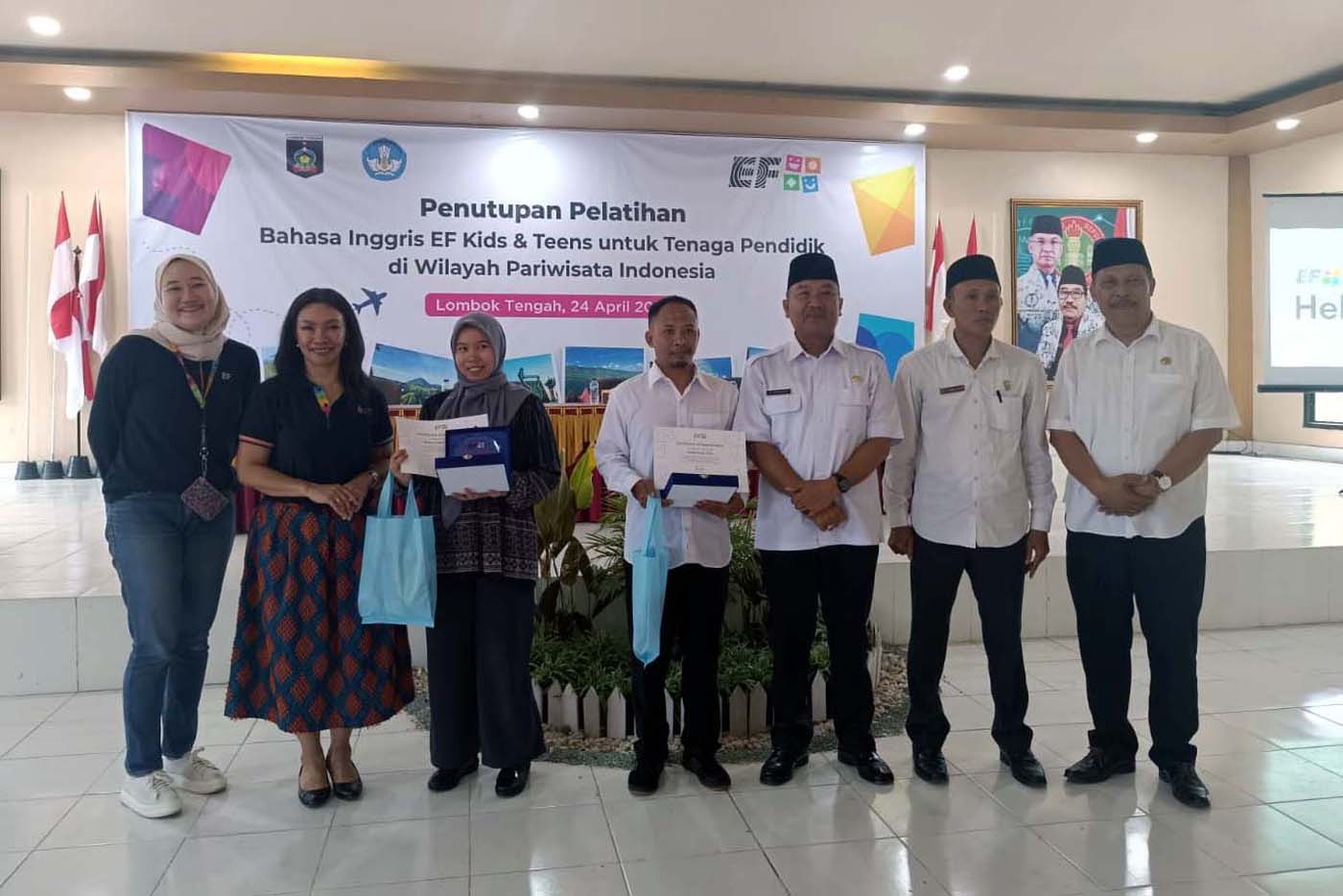 Suasana Penutupan Pelatihan Bahasa Inggris untuk Guru Tingkat SD dan SMP di Area Wisata Mandalika, L