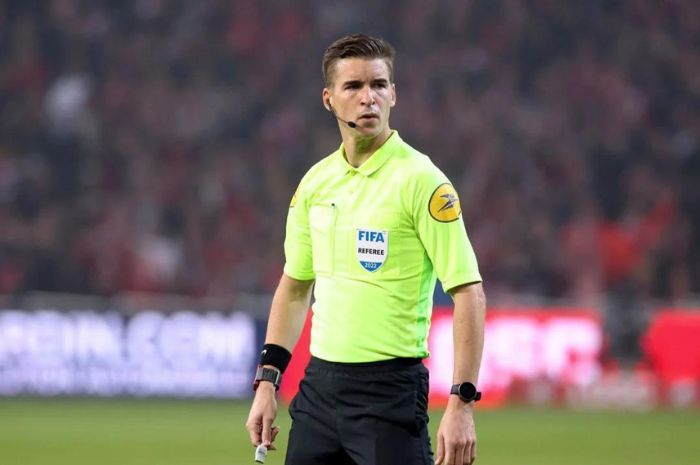 KONTROVERSIAL: Letexier Francois jadi wasit kontroversial di laga Timnas Indonesia U-23 vs Guinea U-23 dengan hadiah dua penalti kepada Guinea. (Paris Saint German) - Image