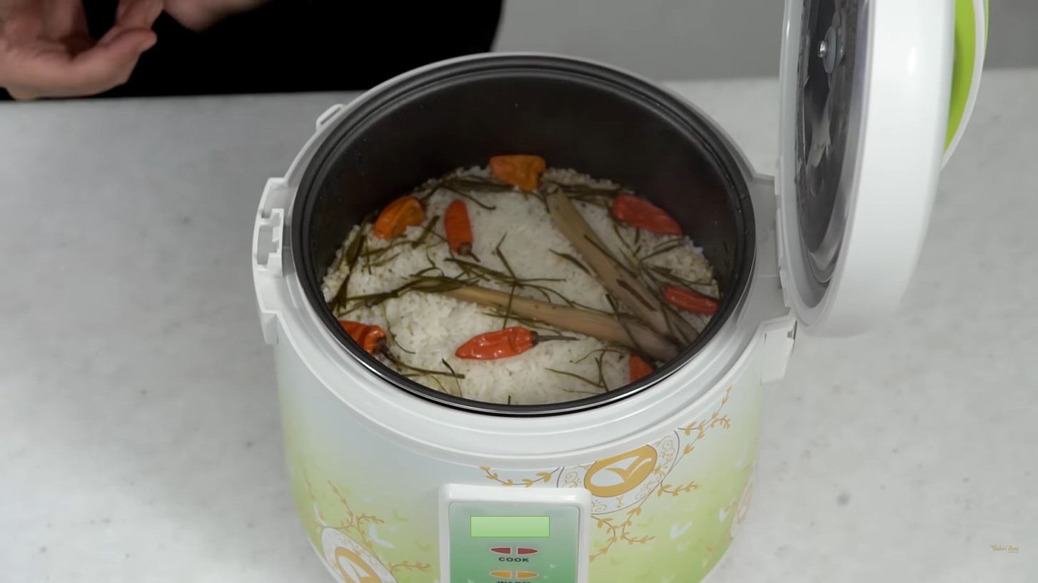Memasak Nasi Daun Jeruk dengan Rice Cooker./ Tangkapan Layar YouTube Galeri Rasa Channel - Image