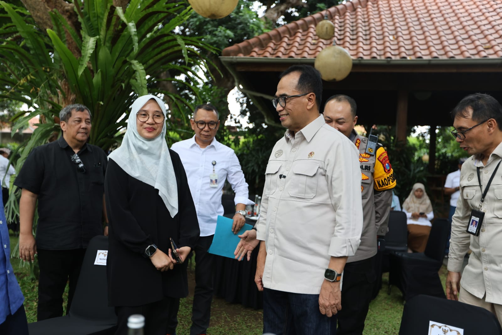 Menteri Perhubungan Budi Karya Sumadi disambut Bupati Banyuwangi Ipuk Fiestiandani di Pendopo Sabha Swagata. (Istimewa) - Image