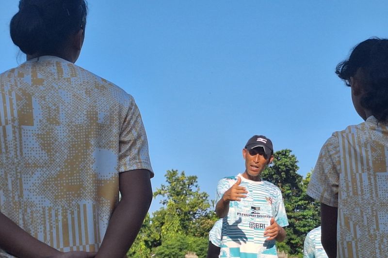 Pelatih tim nasional putri Indonesia U-17, Satoru Mochizuki memberikan instruksi kepada para pemain dalam latihan jelang menghadapi Korea Utara U-17. - Image