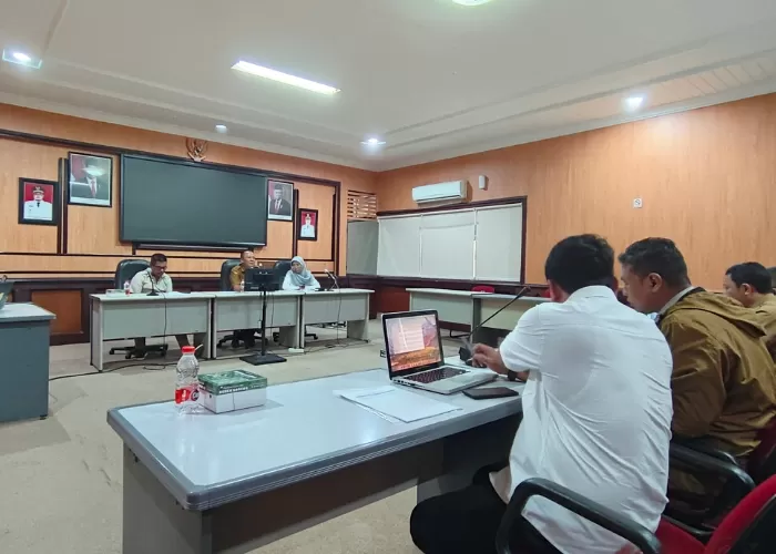 Satu unit backhoe meratakan bangunan di Jl Mayor Bismo yang terdampak pembangunan Tol Kediri-Tulungagung. Pembangunan tol senilai total Rp 9,9 triliun itu direncanakan akhir Mei ini (FOTO: WAHYU ADJI/ - Image