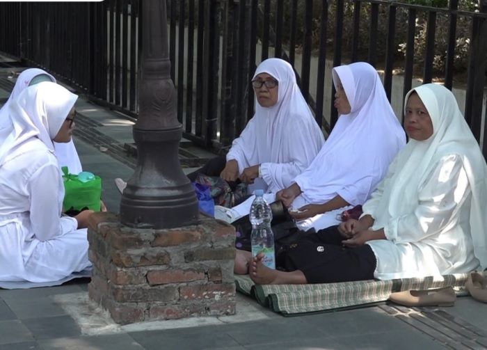 Jemaah dari berbagai daerah mulai berbondong-bondong tiba di kawasan Balai Kota Surabaya sejak Jumat (10/5) siang. - Image