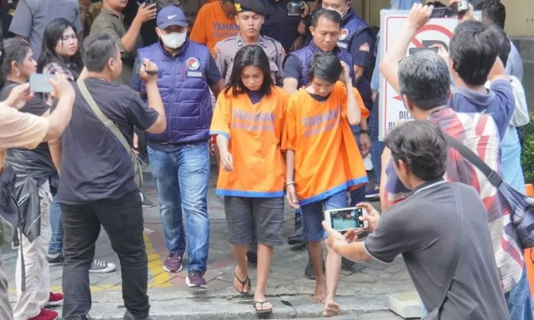 S dan AVV saat dirilis di Mako Polresta Sidoarjo, Rabu (8/5). (Diky Putra Sansiri/Radar Sidoarjo) - Image