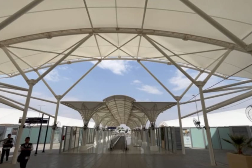 SEGERA RAMAI: Suasana Bandara Madinah pada Sabtu (11/5) atau sehari jelang kedatangan CJH Indonesia 2024 . - Image