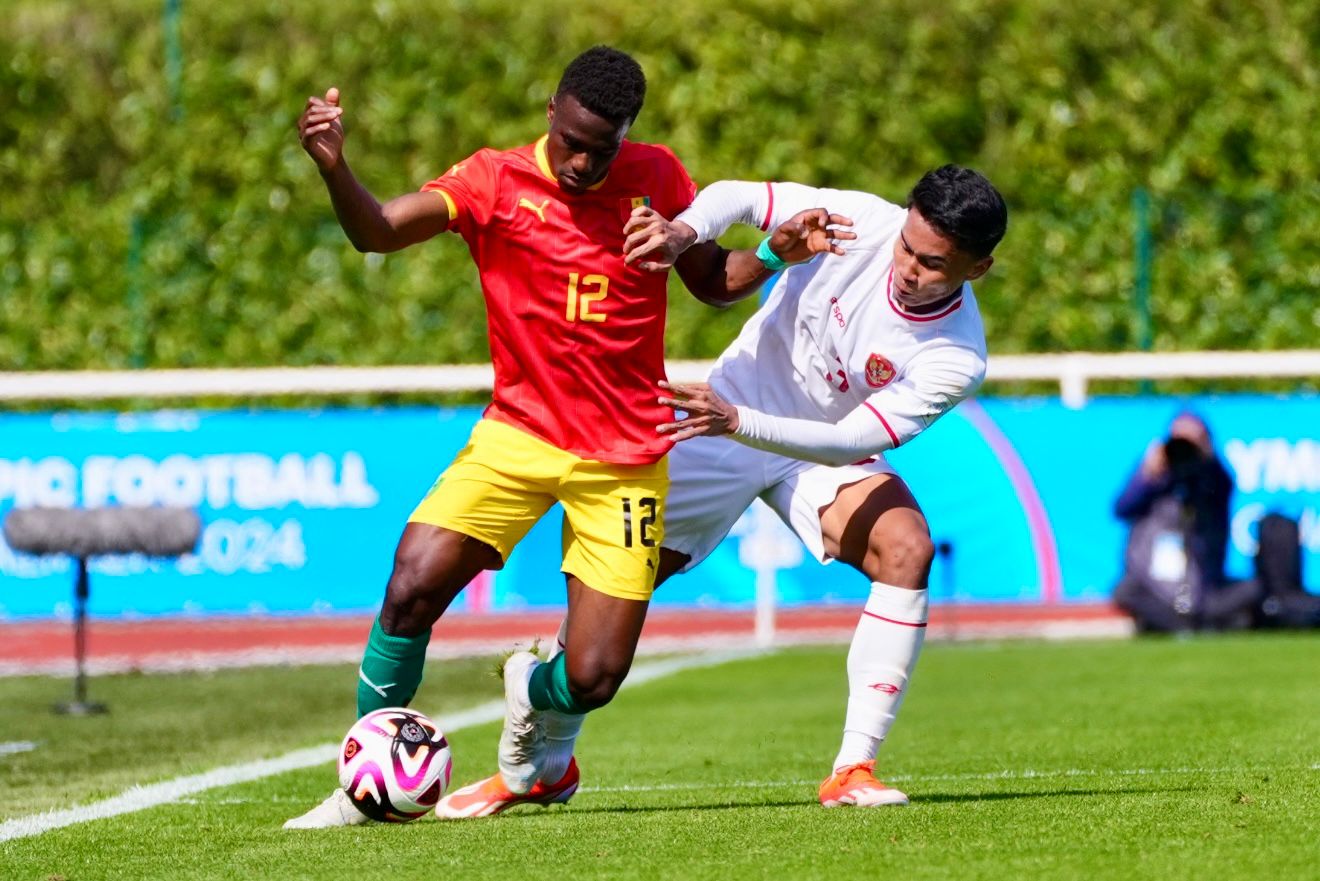 PSSI | Momen Muhammad Ferarri berduel dengan pemain Guinea U23 - Image