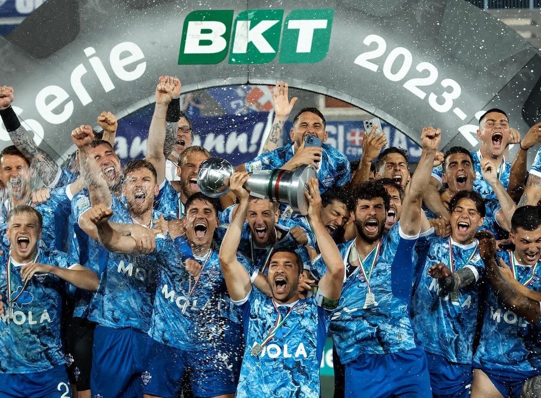 Como 1907, klub Italia milik keluarga Hartono, pengusaha dari Indonesia berhasil memastikan tiket untuk promosi ke Serie A. - Image