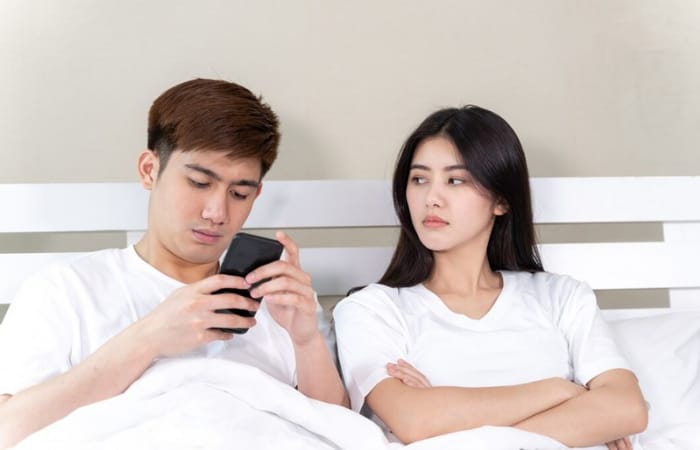 Ilustrasi pasangan yang berusaha tampil lajang di media sosial (freepik/jcomp) - Image