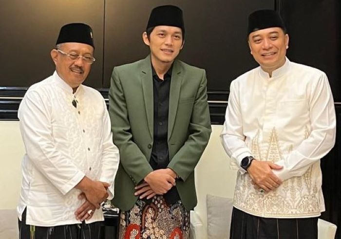 Wakil Wali Kota Surabaya Armuji bersama KH Agus Muhammad Iqdam Kholid atau Gus Iqdam dan Wali Kota Surabaya Eri Cahyadi. - Image