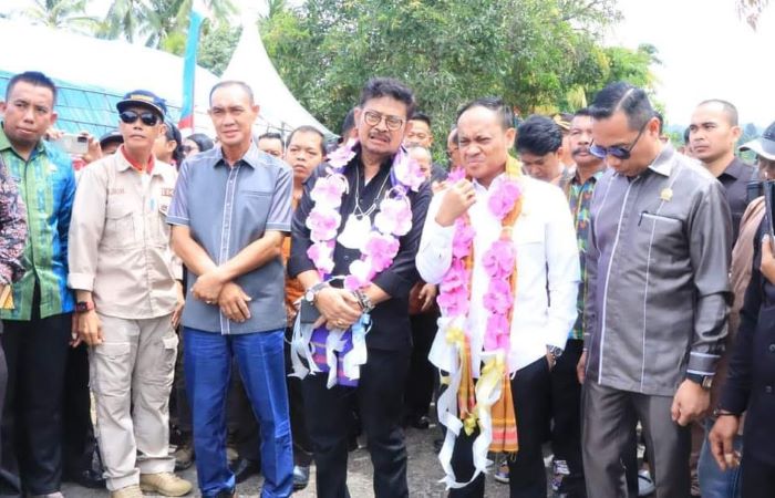 Anggota IV BPK Haerul Saleh bersama SYL di Kolaka saat Kementan sedang proses audit BPK untuk dapat WTP. - Image