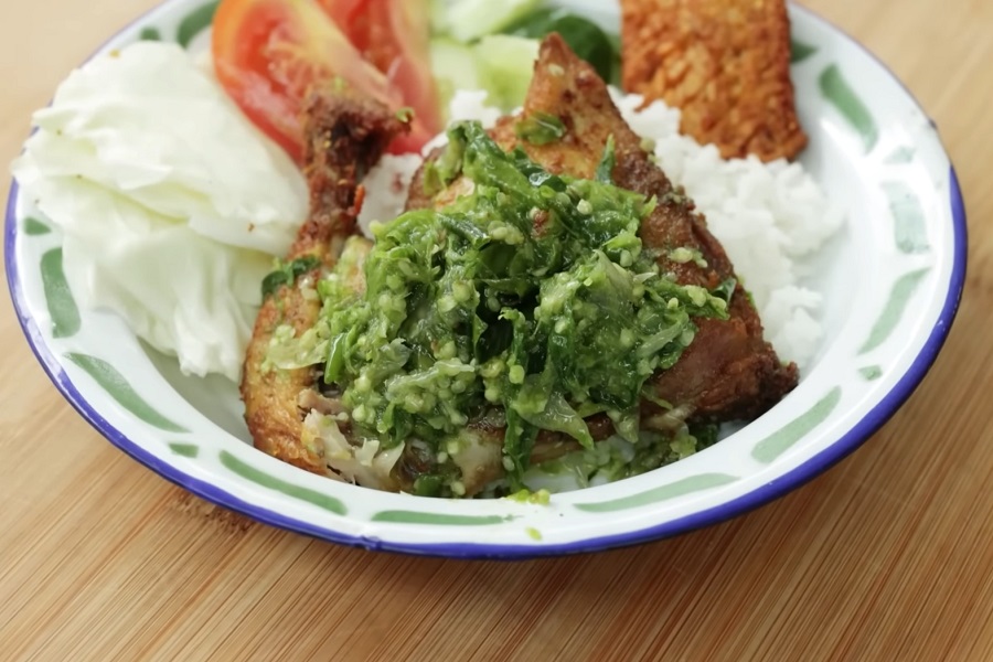 Resep ayam geprek sambal ijo. (Tangkapan layar YouTube/Devina Hermawan) - Image