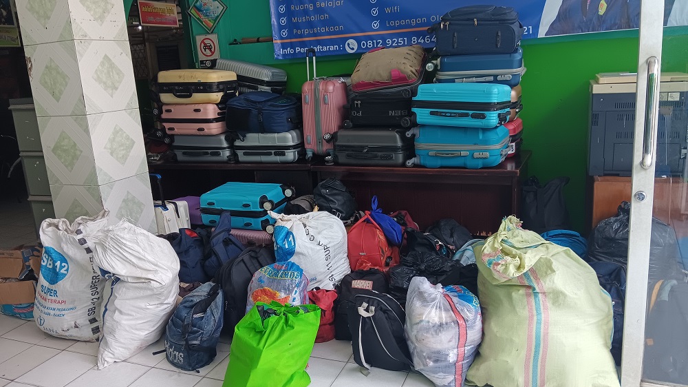Puluhan barang milik para korban dari rombongan SMK Lingga Kencana yang mengalami kecelakaan bus di Subang. - Image