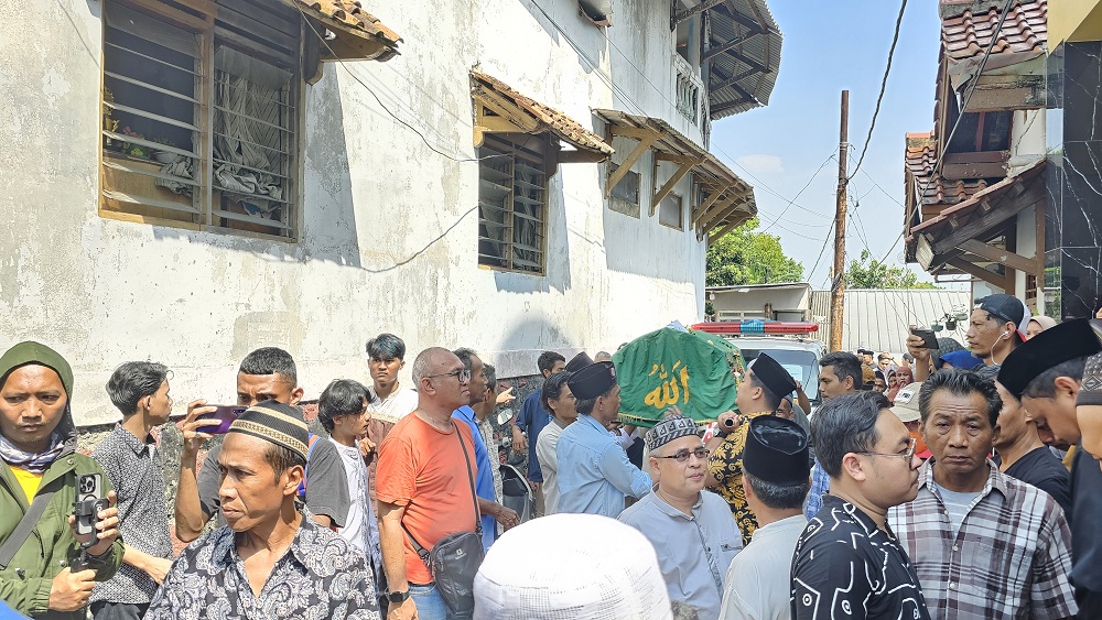 Jenazah korban kecelakaan SMK Lingga Kencana usai disalatkan di Musala Al-Kautsar, Sawangan, Depok, Jawa Barat, Minggu (12/5). - Image