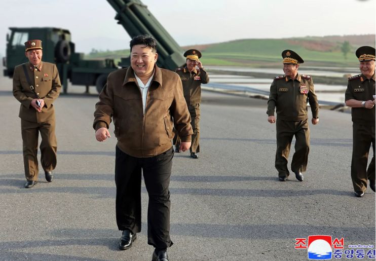 Pemimpin Korea Utara, Kim Jong Un mengawasi uji coba penembakan sistem peluncuran roket ganda yang baru./ AP - Image