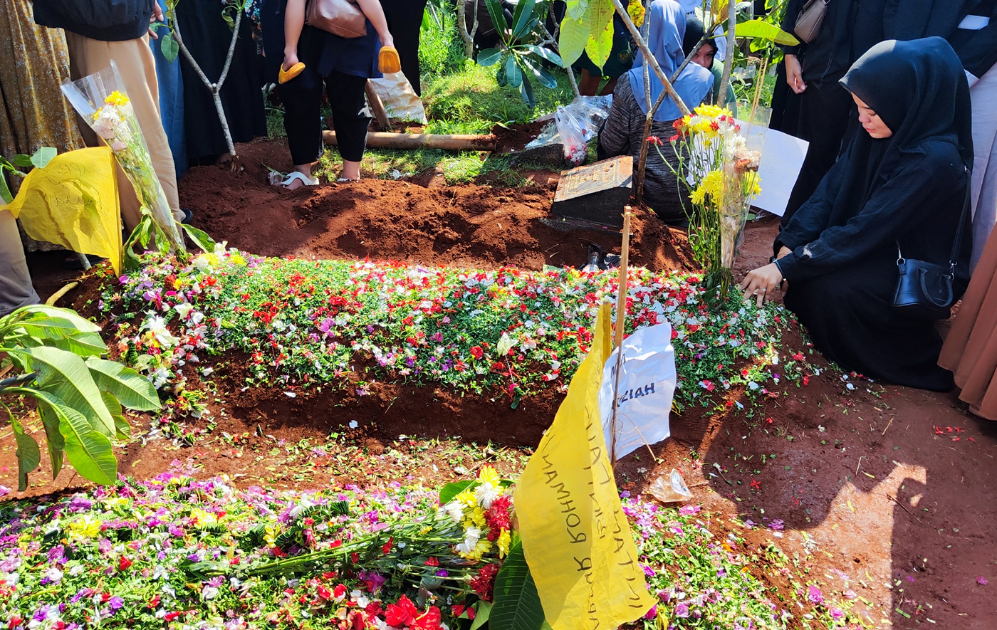 Pemakaman korban kecelakaan bus rombongan SMK Lingga Kencana Depok, TPUI Parung Bingung, Depok, Jawa Barat, Minggu (12/5/2024). Berdasarkan data sementara Dinas Kesehatan Kabupaten Subang, korban meninggal duna sebanyak 11 orang yakni 10 siswa SMK Lingga - Image