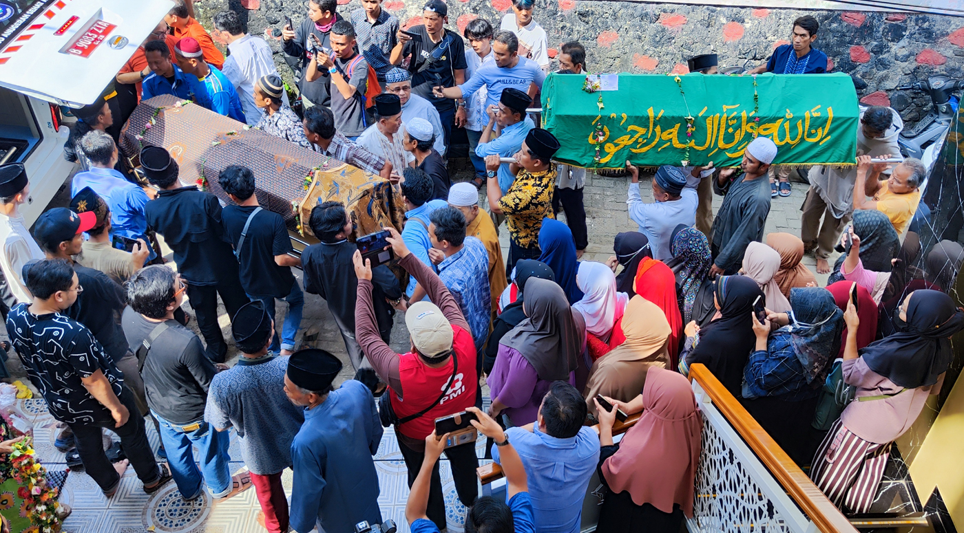 Prosesi pemakaman korban kecelakaan bus rombongan SMK Lingga Kencana Depok, TPUI Parung Bingung, Depok, Jawa Barat, Minggu (12/5/2024). Berdasarkan data sementara Dinas Kesehatan Kabupaten Subang, korban meninggal duna sebanyak 11 orang yakni 10 siswa SMK - Image