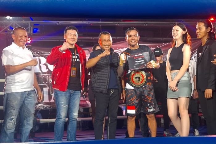 Chris John menginspirasi petinju-petinju muda pada ajang Ring Tarkam. - Image