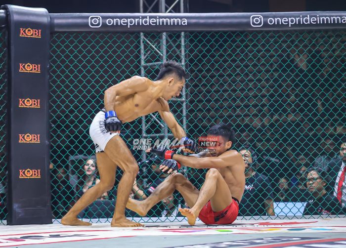 Charles Ebu jadi juara baru kelas strawweight One Pride MMA. - Image