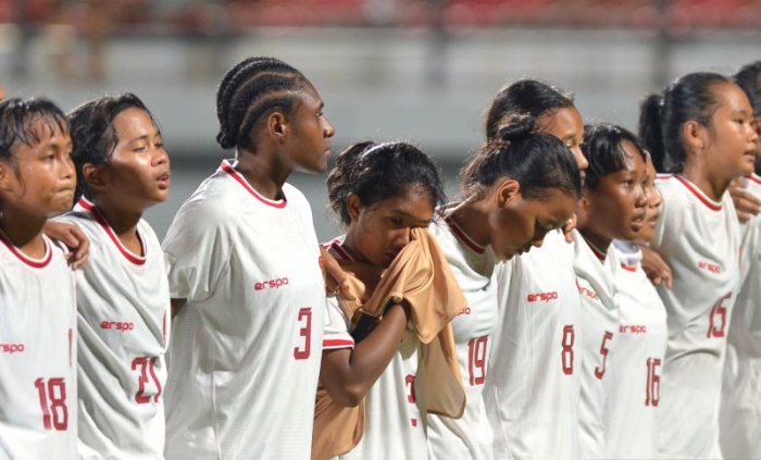 Ekspresi sejumlah pesepak bola Timnas Indonesia Putri U-17 usai pertandingan Grup A Piala Asia Putri U-17 2024 melawan Timnas Korea Selatan Putri U-17 di Stadion Kapten I Wayan Dipta Gianyar, Bali. - Image