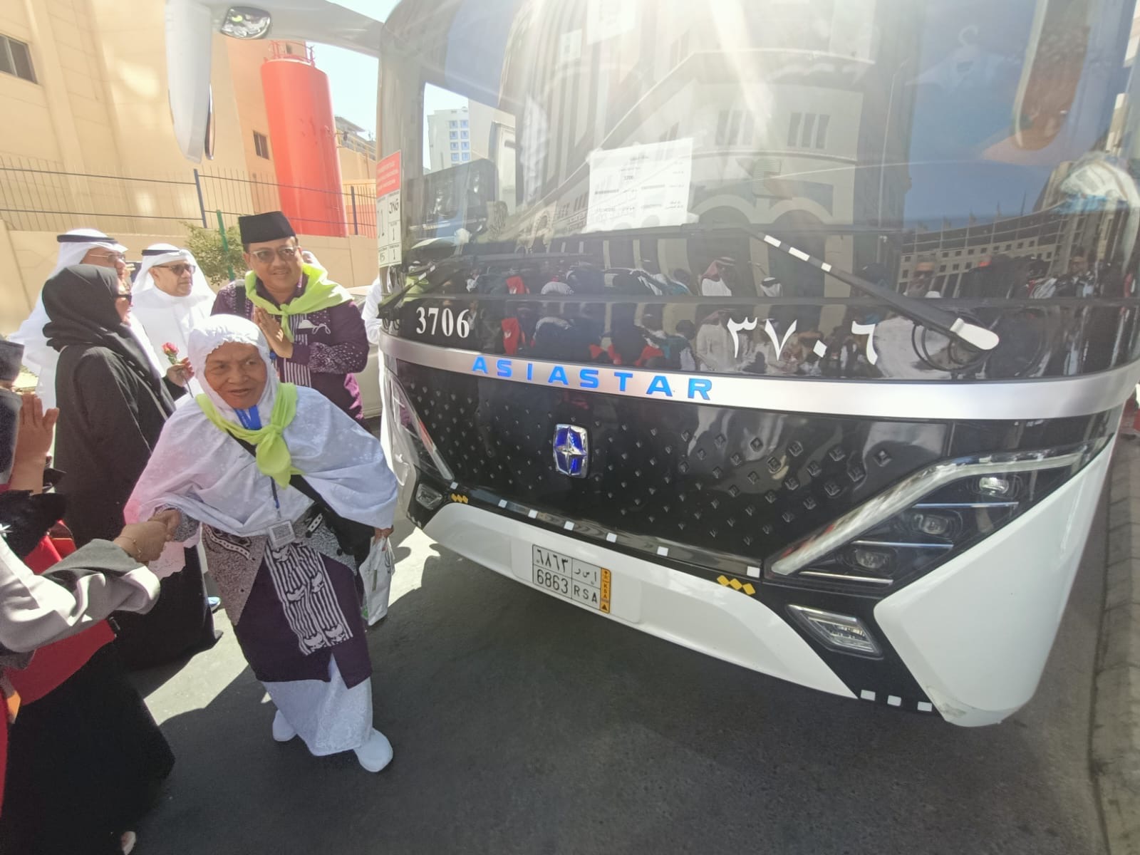 MASUK HOTEL: Rombongan jemaah haji penerbangan oerdana dari kloter 1 Embarkasi Jakarta tiba di hotel Abraj Tabah, Madinah pada Minggu (12/5) - Image