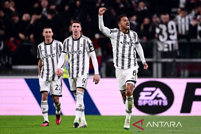 Bek Juventus asal Brasil Danilo (kanan) melakukan selebrasi setelah mencetak gol pada pertandingan sepak bola Serie A Italia. - Image